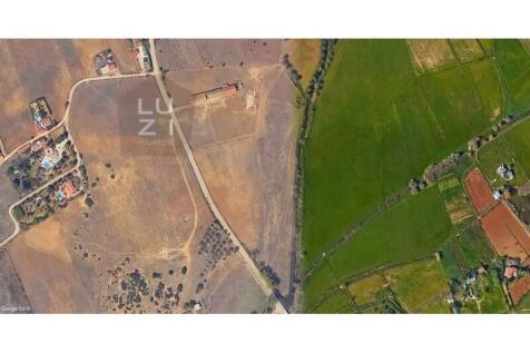 Farm with large urban plot with ruin and extensive flat land, in Burgau - Luzi Homes