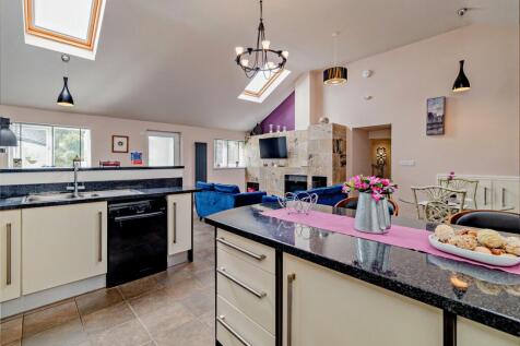 Ty Menyn Kitchen