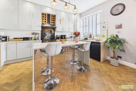 CAM02528G0-PR0414-STILL009