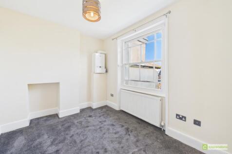 CAM02528G0-PR0417-STILL011