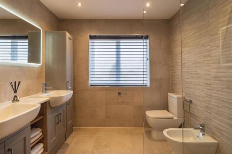 Master En-Suite Bathroom