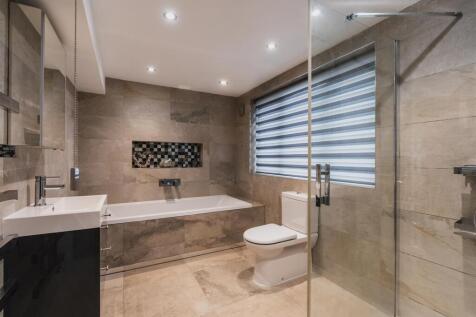 Bedroom 1 En-Suite (Apartment)