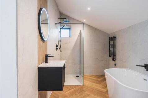 Master En-Suite Bathroom