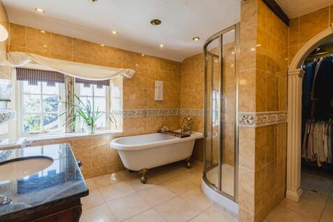 Principal En-Suite Bathroom