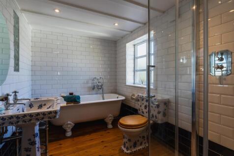 Master En-Suite Bathroom