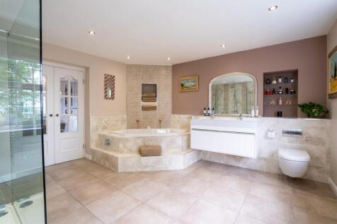 Master En-Suite Bathroom