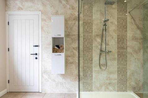 Master En-Suite Bathroom