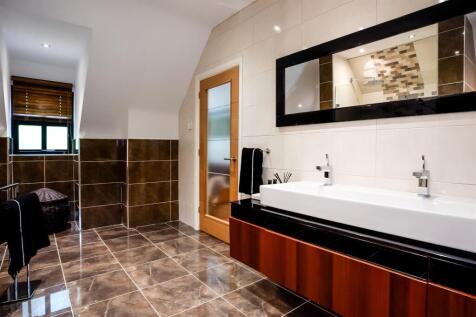 Master En-Suite Bathroom