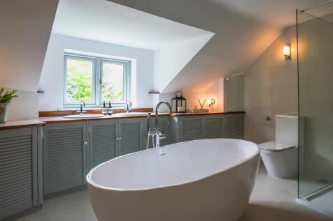 Master En-Suite Bathroom