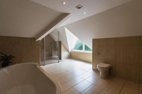 Master En-Suite Bathroom