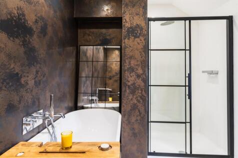 Master En-Suite Bathroom