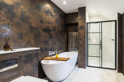 Master En-Suite Bathroom