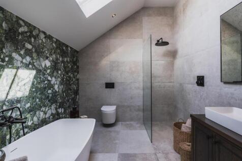 Master En-Suite Bathroom