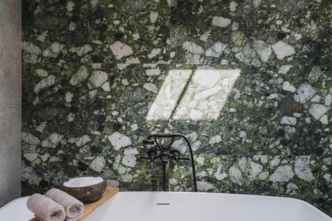 Master En-Suite Bathroom
