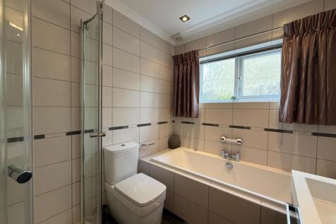 Master En-Suite Bathroom