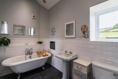 Master En-Suite Bathroom