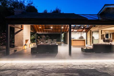 Outdoor Kitchen