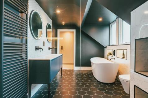 Master En-Suite Bathroom