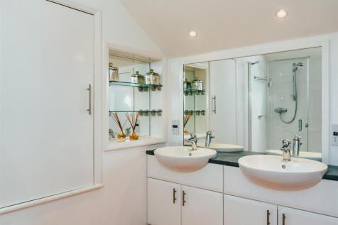 Master Bedroom En Suite Bathroom