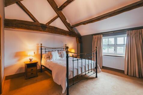 Master Bedroom (South Barn)