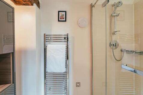 Master Shower Room (South Barn)
