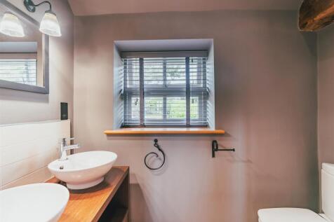 Master WC (South Barn)