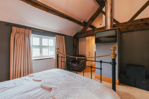 Master Bedroom (South Barn)