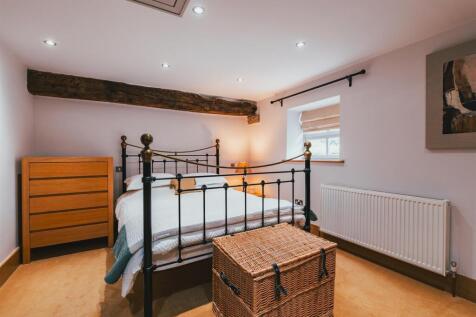 Bedroom 2 (South Barn)