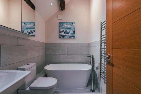 Family Bathroom (South Barn)