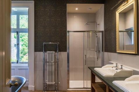 Master En-Suite Bathroom