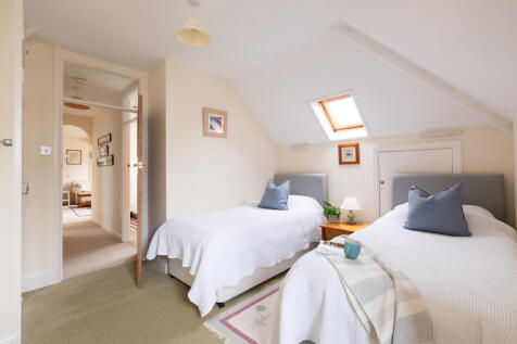 67e52c972287a_St Moritz Court 5-15