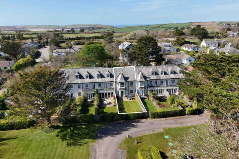 6 Lowenna Manor