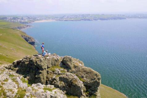 666996c0a32c5_LRWalking-Pentire-1_edited-1