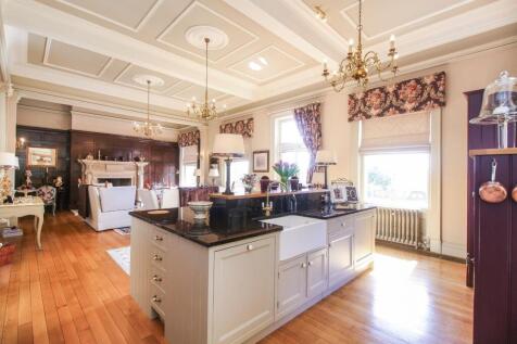 Living Room / Kitchen