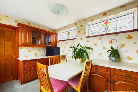 Dining (b)