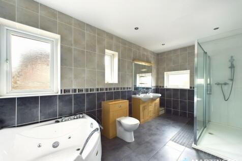 Bathroom 1 (a)