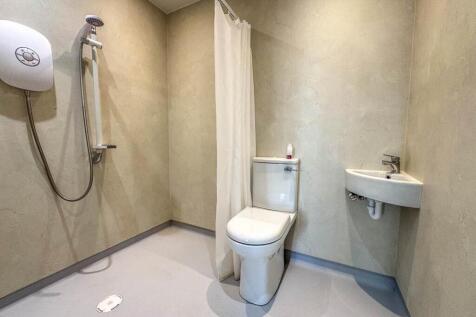 Apt 38 Castle Court (13).jpg