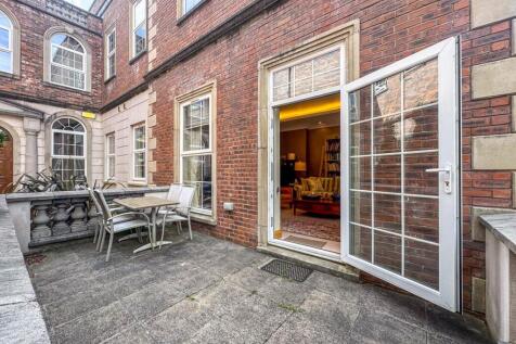 Apt 4 Coutts House (29).jpg