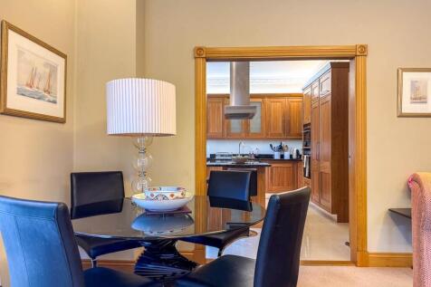 Apt 4 Coutts House (25).jpg