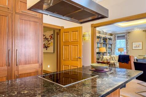 Apt 4 Coutts House (32).jpg