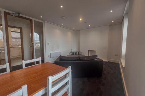 Apt 5 The Courtyard-7.jpg