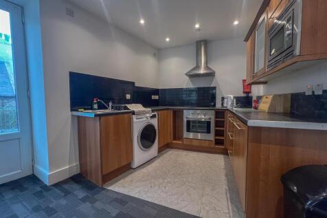 Apt 18 The Courtyard-6.jpg