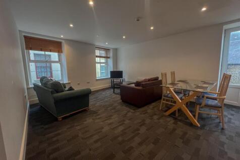 Apt 18 The Courtyard-8.jpg