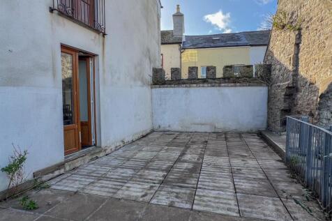 Apt 18 The Courtyard v2-2.jpg