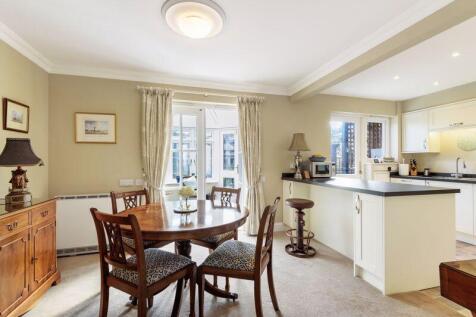 Open plan dining room and kitchen