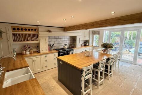 Kitchen 2.jpeg