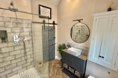 Shower room 3.jpeg