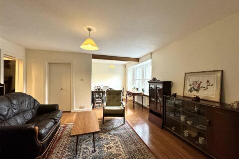 Lounge/Dining