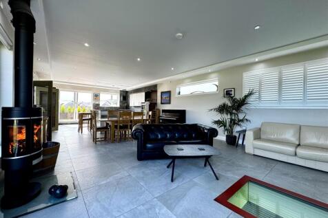 Lounge/Dining