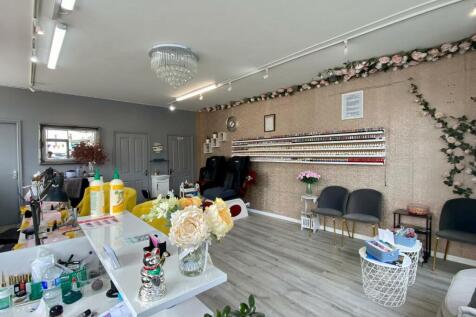 Nail salon i.jpg